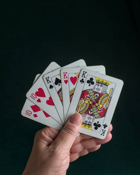 idrtoto mobile app interface showing football markets and live-dealer tables